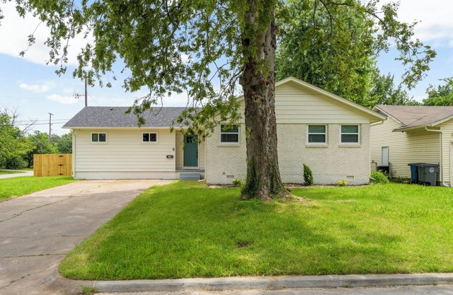 Modern Spacious Gem-2mi to Expo Center, Sleeps 11, 2 bedrooms w/private bath