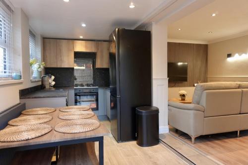 Modern, Spacious Home Near Manchester - Perfect for Families group