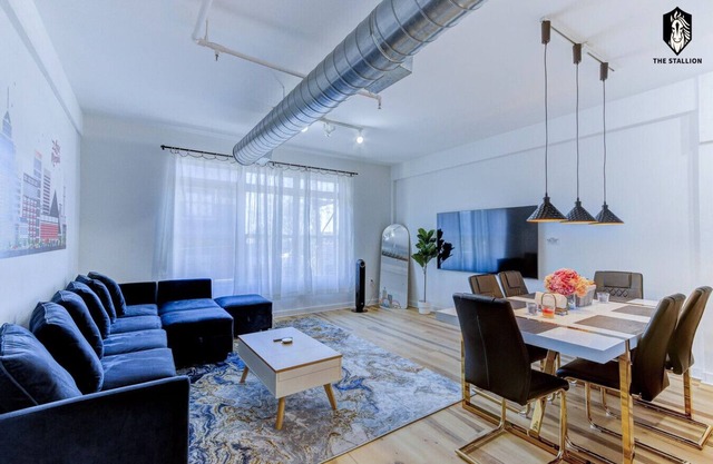 Modern Spacious Loft in Downtown w/free parking