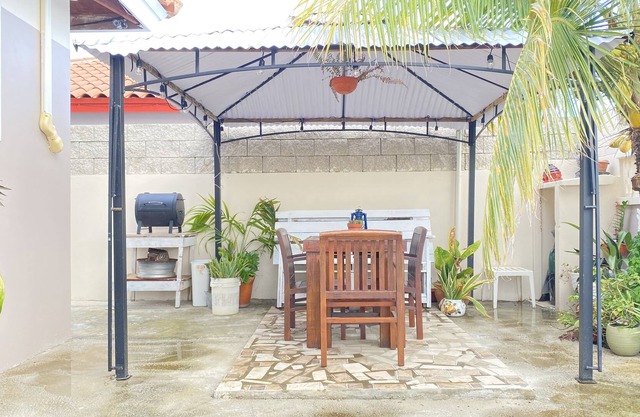 Modern Spanish home -10min drive from the beach