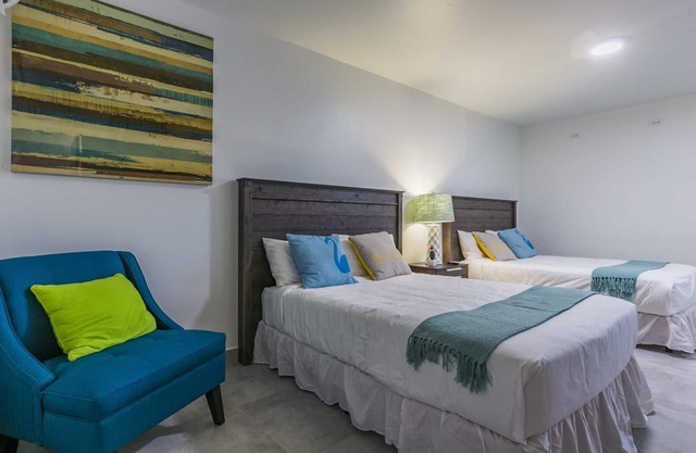 Modern Studio Apt close to Beaches W/Parking