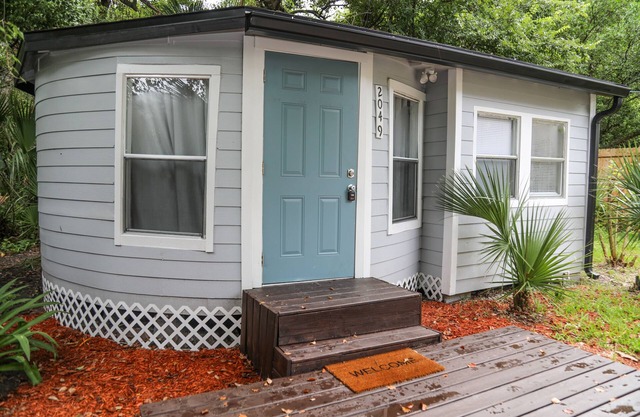 Modern studio cottage with private patio and parking