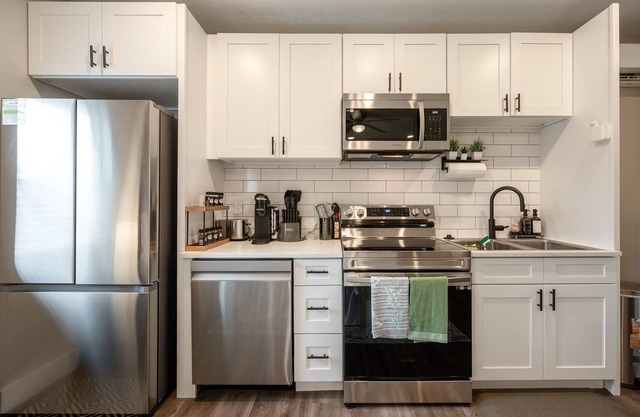 Modern Studio: Kitchen, Garage & Near Downtown!