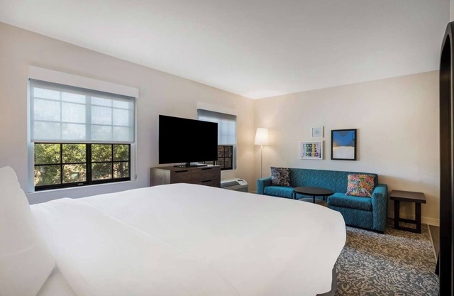 Modern Studio Perfect for Couple Stay w/Outdoor Pool Access
