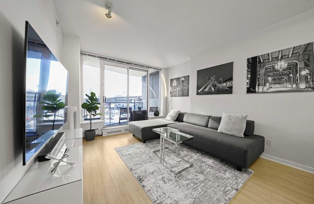 Modern, Stylish 2br Condo - Sleeps 5+Pool/Gym/More