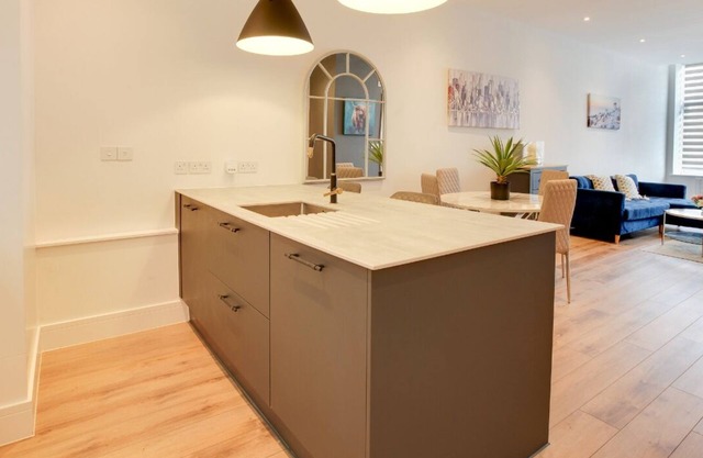 Modern & Stylish 1BR City Centre Nr Cliffs Pavillion by Luxiety Stays