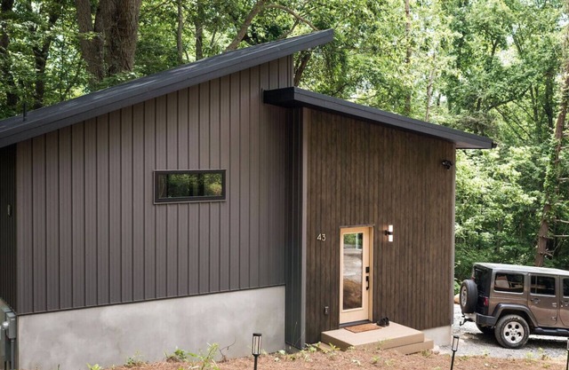 Modern Tiny Home 4 mile drive to DT w/Hot Tub