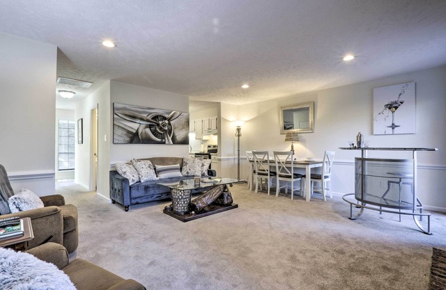 Modern Townhome w/Deck & Golf Course Views!