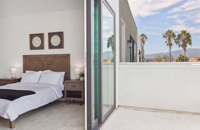Modern Townhome with Views and Theatre and All Amenities