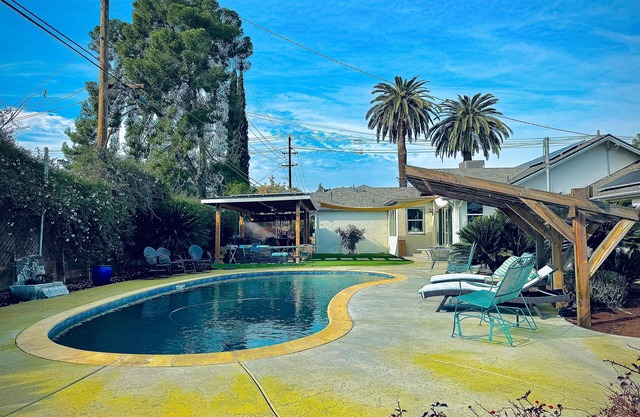 Modern townhome with on-site pool - close to national parks - dog-friendly