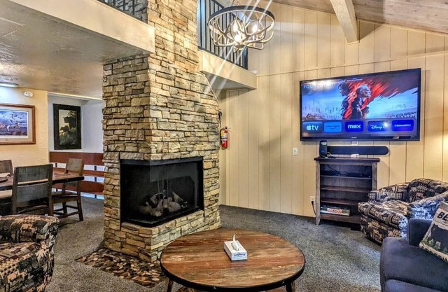 Modern Townhouse Featuring Spa at Snow Summit Base