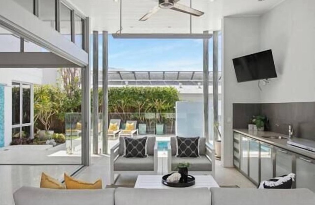 Modern Traveler - great location + pool