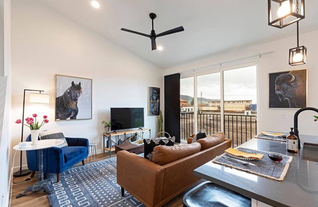 Modern upper level 2 Story Loft - Walk to Downtown Missoula
