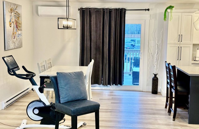 Modern Vac Home, Private Hot Tub, Close to Airport