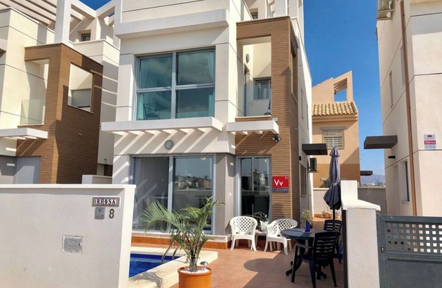 Modern Villa with sea views, close to beach. Air Con, Internet, WiFi & Sunsets !
