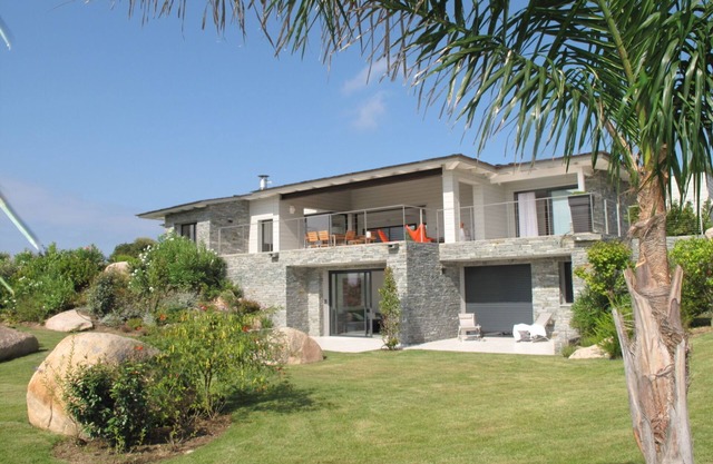 MODERN VILLA 10 PERONNES SWIMMING POOL 10MN FROM THE BEACH AND SPERONE GOLF VIEW