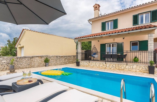 Modern villa for 6 persons and with pool, near Kanfanar