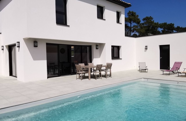 Modern Villa with Heated Pool, Near Beach and Town, 4 BR, Parking