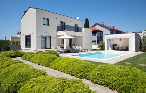 Modern villa Omnia with pool and grill in Pula
