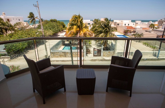 Modern villa private pool, 1 block from the Ocean