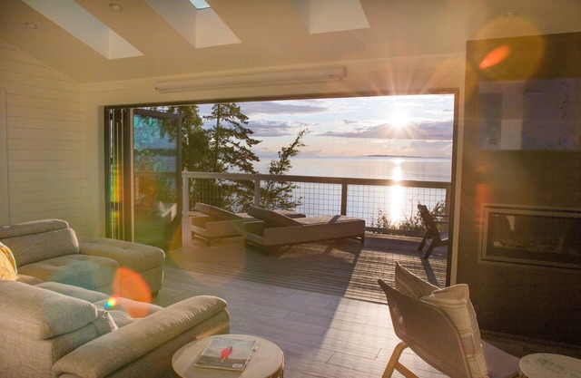Modern Waterfront Luxury