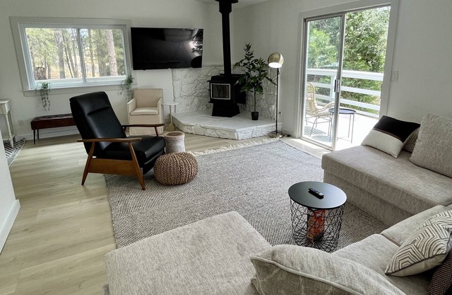 Modern Yosemite Lakehouse w/ Spa Pool Private Dock 3 King Beds Luxury Bedding