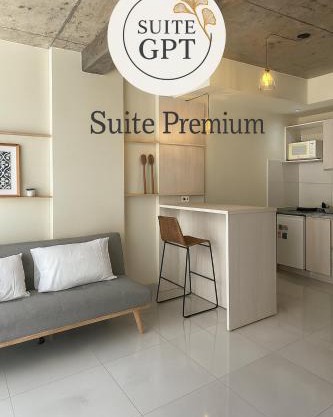 Moderna Suite GPT with a swimming pool