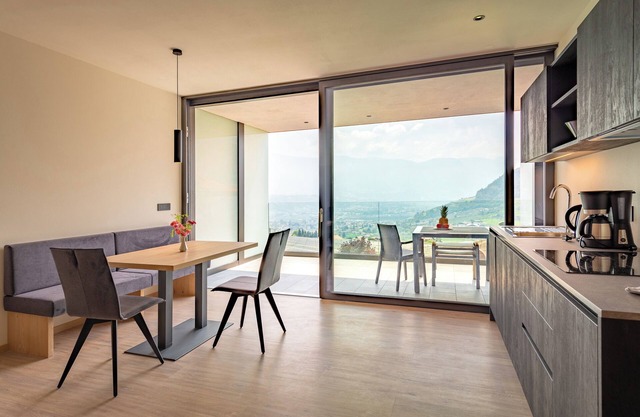 moderne Ferienwohnungen in Algund, Panoramablick und Pool am Algunder Waalweg