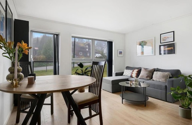 Moderne leilighet - nært flyplass - lader for elbil