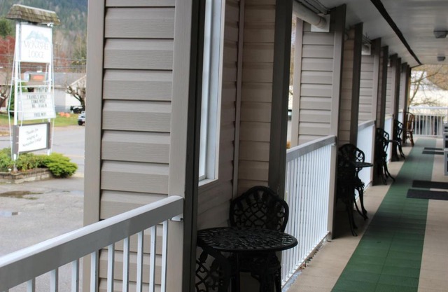 Monashee Lodge