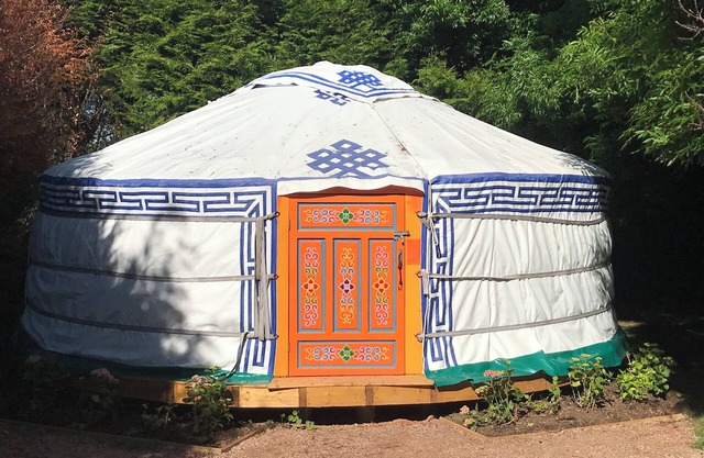 Mongolian Yurt set in beautiful gardens with private kitchen/bathroom & jacuzzi