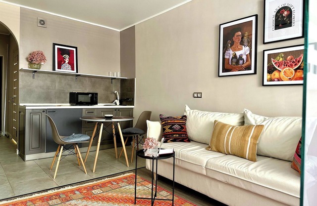 "Mono" cozy 1-bedroom with WiFi and AC in center of Almaty with mountian view