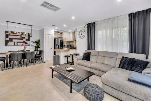 Mono Haus - Sleek Doubleview Escape near Beach & CBD