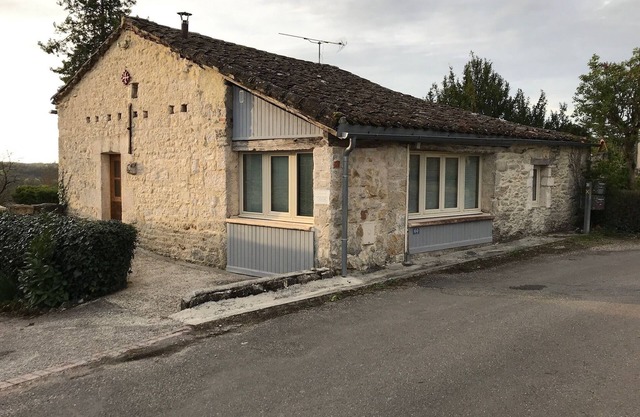 MONTAT, 46 Lot, Quercy white. Small house with garden