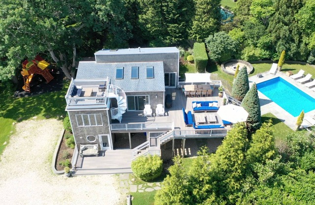 Montauk home w/salt water pool, fire pit, 5 mins to the ocean & 5 mins to town