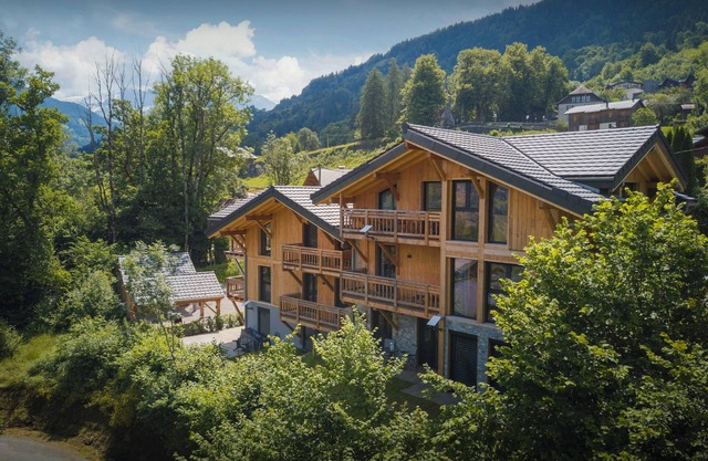MontCriou - ski-in, ski-out apartment for 10 near Samoëns - OVO Network