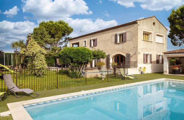 Monte Leon, a beautiful holiday home for 8 people in Provence with private pool