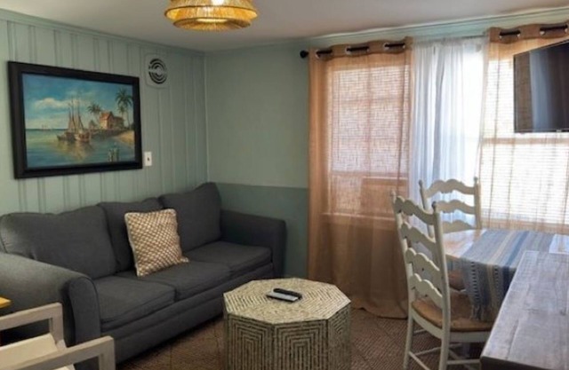 Monterey Motel - Beach Cottage 11 at Beach Access 8. Large Pool. Newly Remodeled