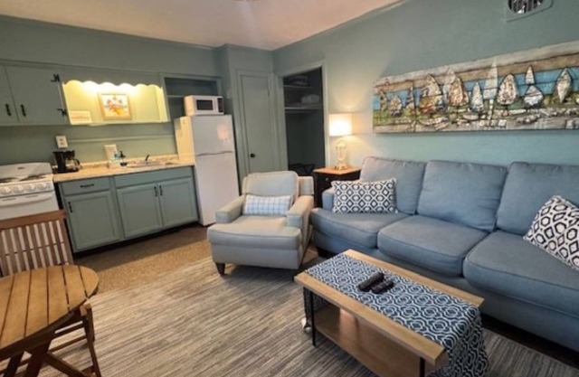 Monterey Motel - Guest Room 4 @ Beach Access 8. Large Pool. Newly Remodeled