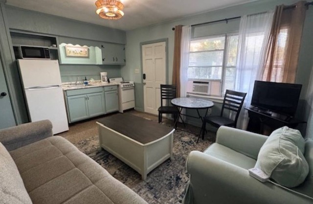 Monterey Motel - Guest Room 5 at Beach Access 8. Large Pool. Newly Remodeled.
