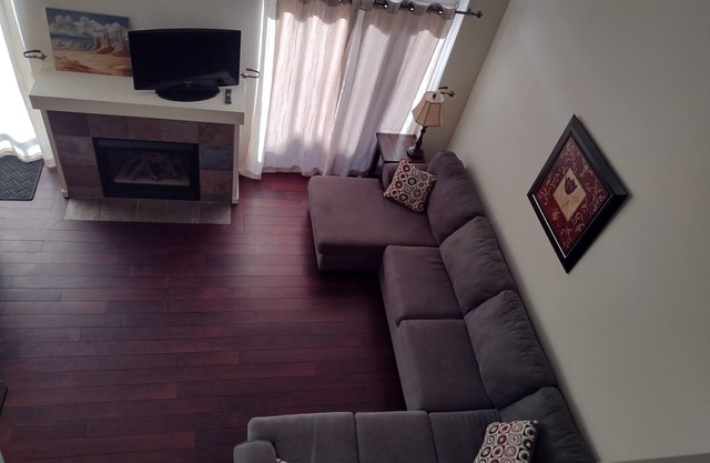 Monthly - Comfy Pet Friendly Townhome between Town and Mountain