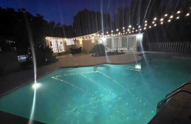 Monthly - Cozy Private Master Room w Pool Access in Granada Hills