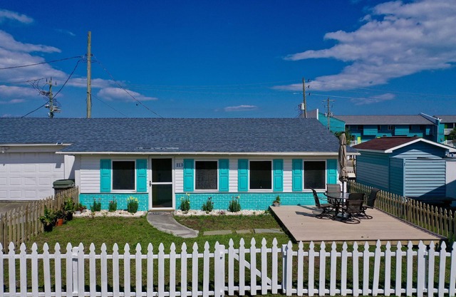 Monthly Off Season Rates! Adorable Beach Cottage,1 Block from KB Pier, Dog Friendly, Fenced
