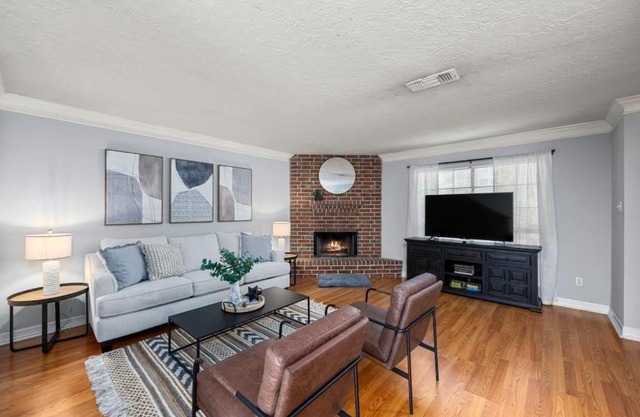 Montrose 2BR Sleeps 10 Walkable Gated Parking