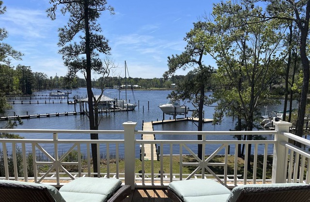 Mooncatcher's - exquisite waterfront home!