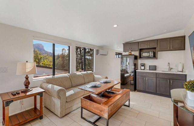 Moongazer’s Inn Red Rock Views! 1 mi. to Uptown