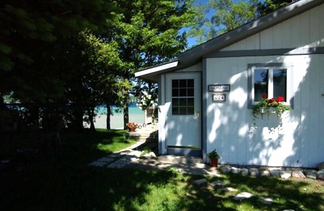 Moonglade Cottage 2 Bed/1BTH - charming waterfront 2 miles from the villagen