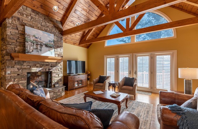 Moonlight Manor - Views, Hot Tub, Privacy!