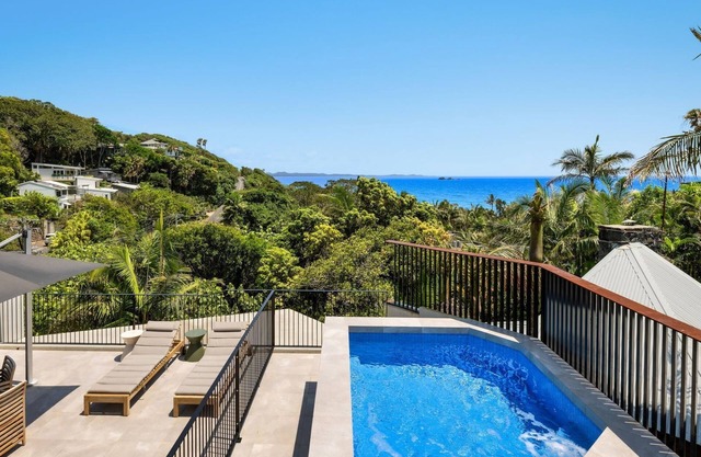 Moonrise - 4 BR designer home above Wategos Beach