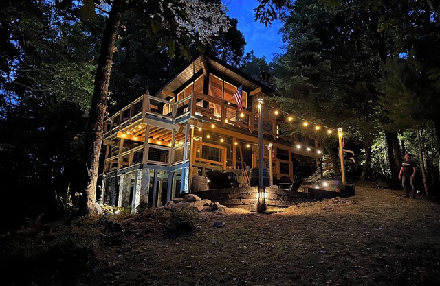 Moonshine Ridge Hot Tub, Mtn Views & Game Room, Fire Pit, Pizza Oven